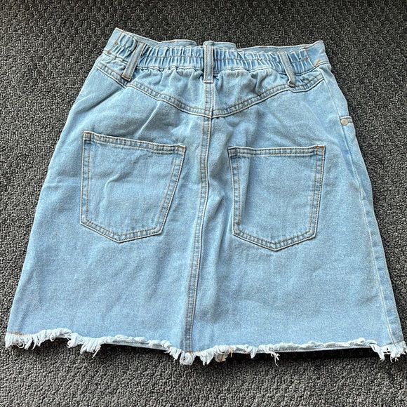 Jean skirt with raw edges - Picture 2 of 3